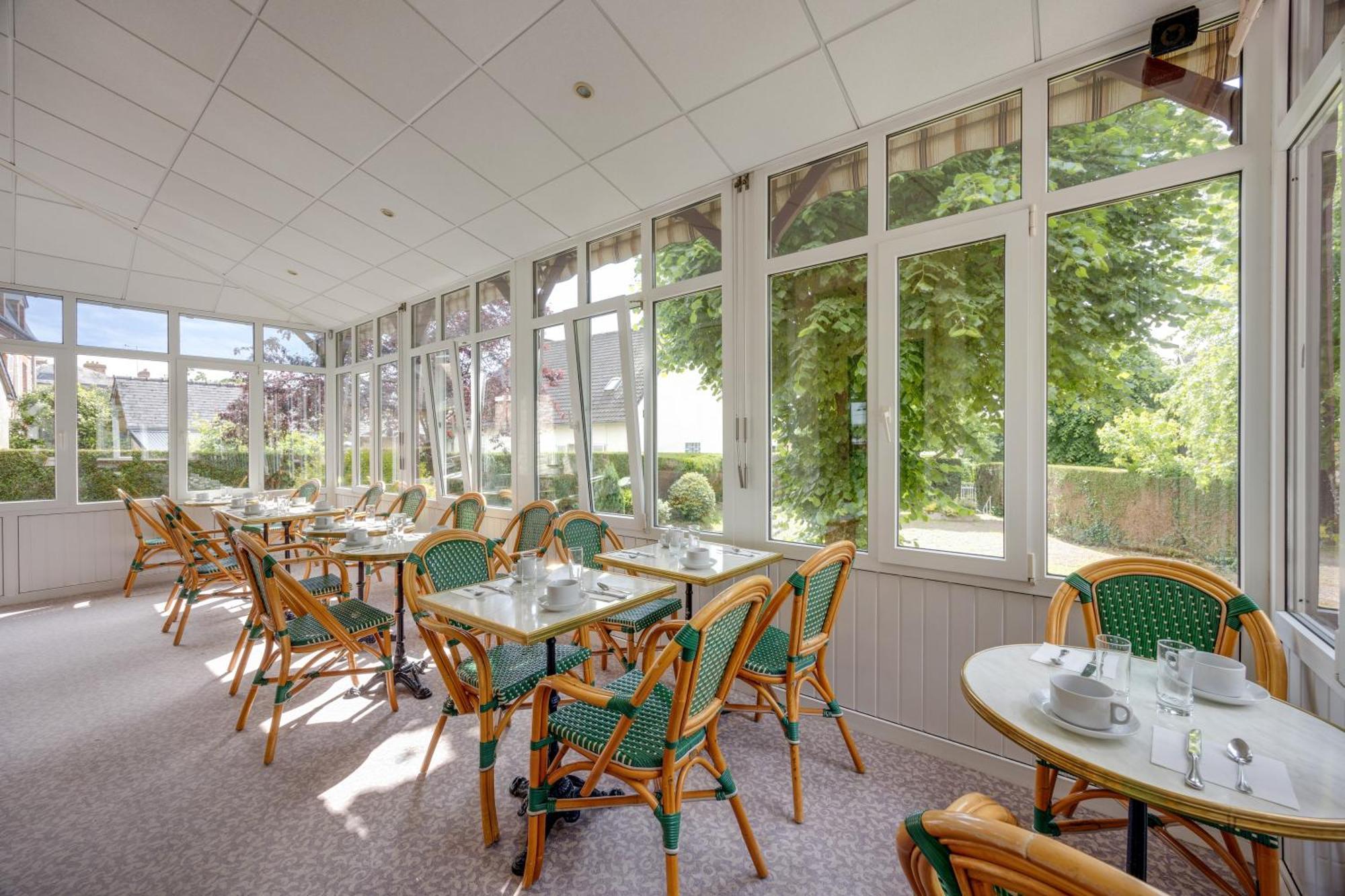 Brit Hotel Confort Bagnoles Normandie Bagnoles de l'Orne Normandie Exterior foto